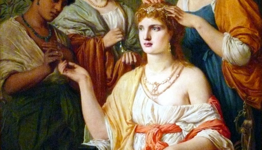 The most used jewels in the Roman world were rings, bracelets, earrings, brooches and necklaces. After the cult of Isis (Egyptian goddess of Fertility) spread also in the Roman world, the effigy of the snake was in vogue.